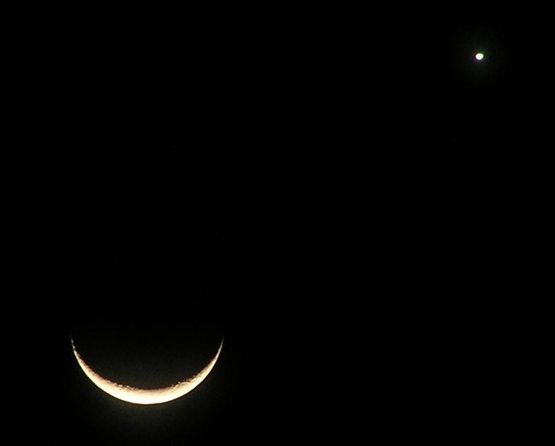 Moon and Venus, closeup with faster shutter.